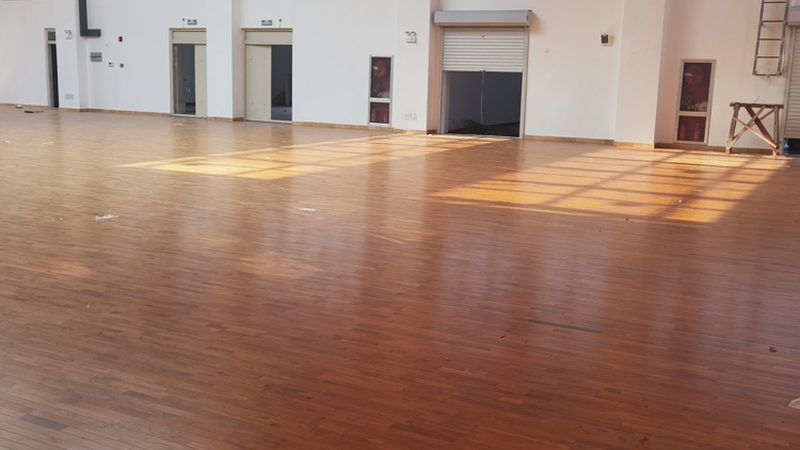 阳台地板选择：锁扣地板与自粘地板的较量**